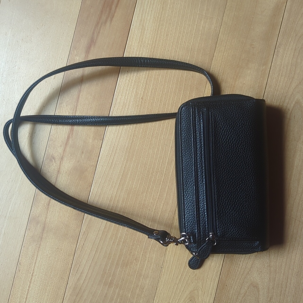 Buxton crossbody wallet black